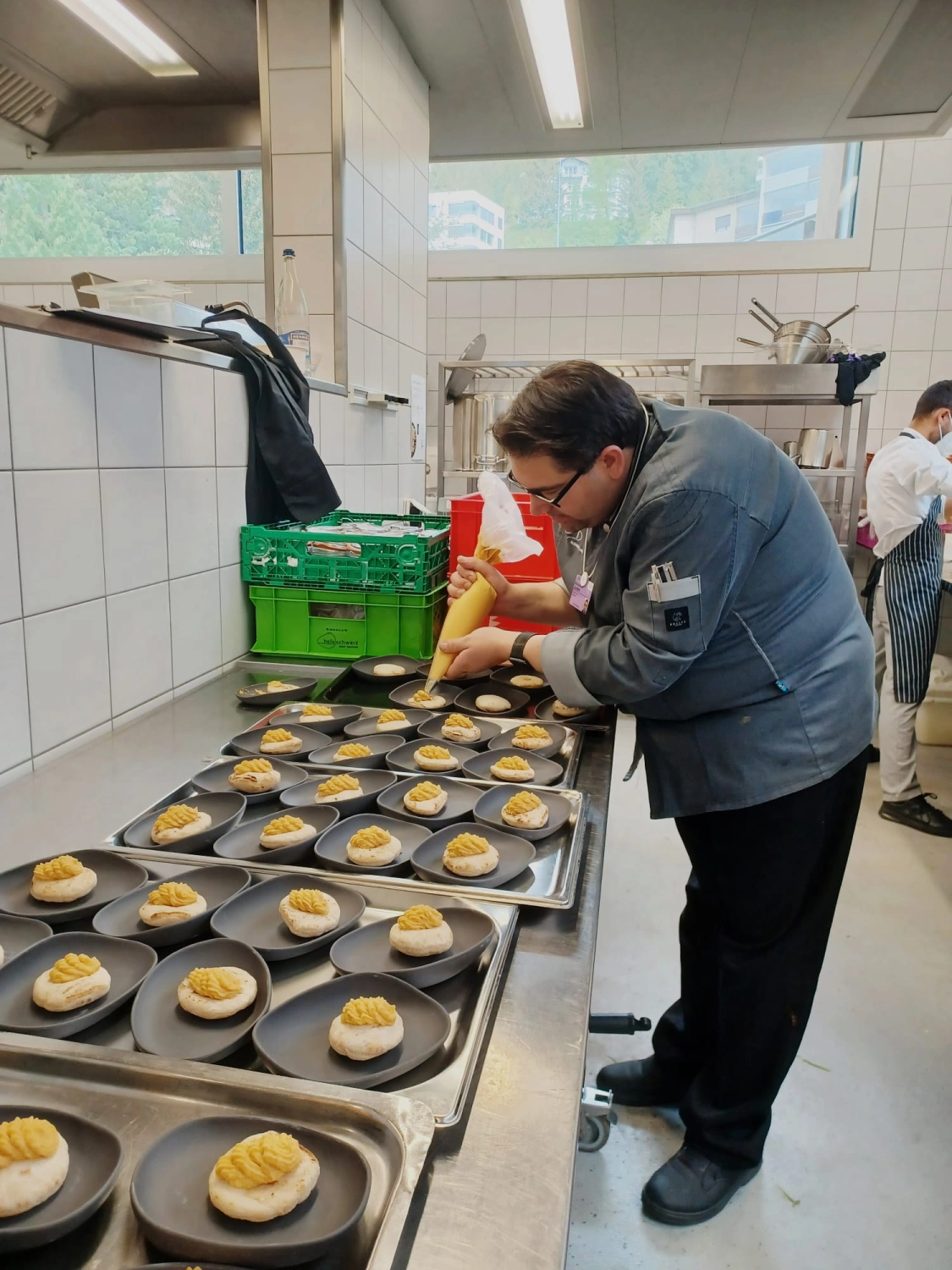 Küchenchef Alexander Junker bereitet in der Küche Speisen zu