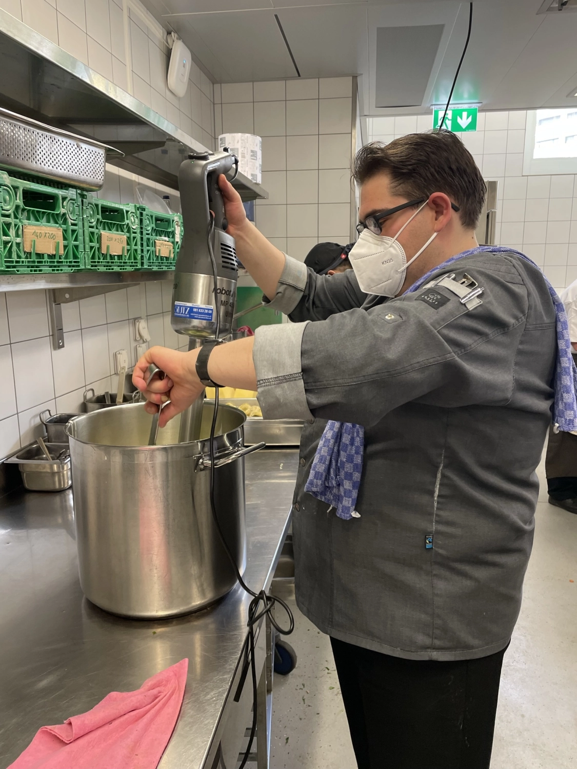 Küchenchef Alexander Junker bereitet in der Küche Speisen zu