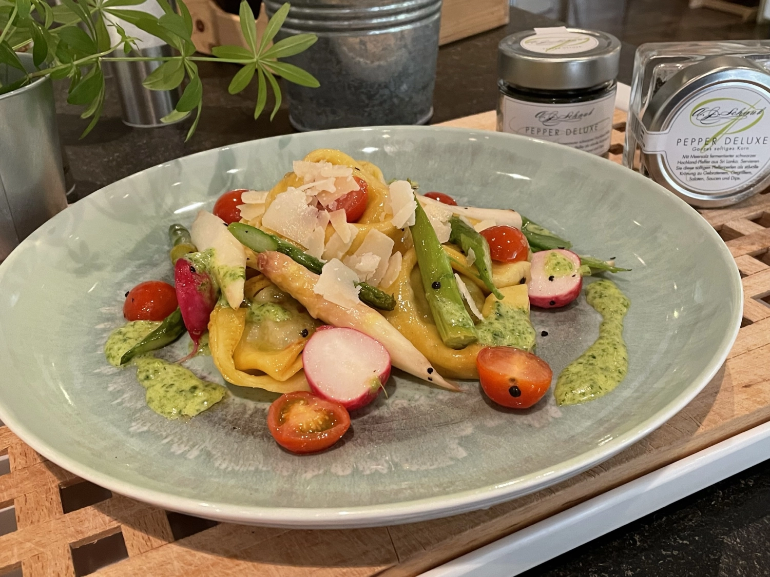 Kalbsfilet/Spargel/schwarzes Risotto von Küchenchef Alexander Junker