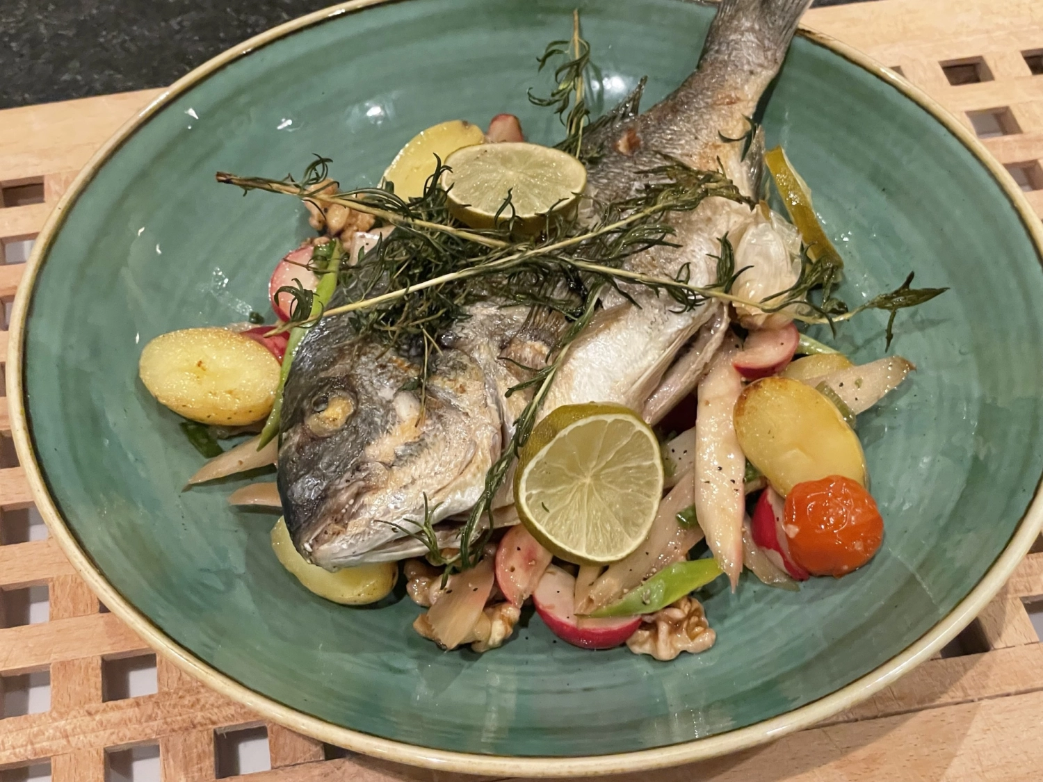 Küchenchef Alexander Junker hat ein köstliches Fischgericht zubereitet