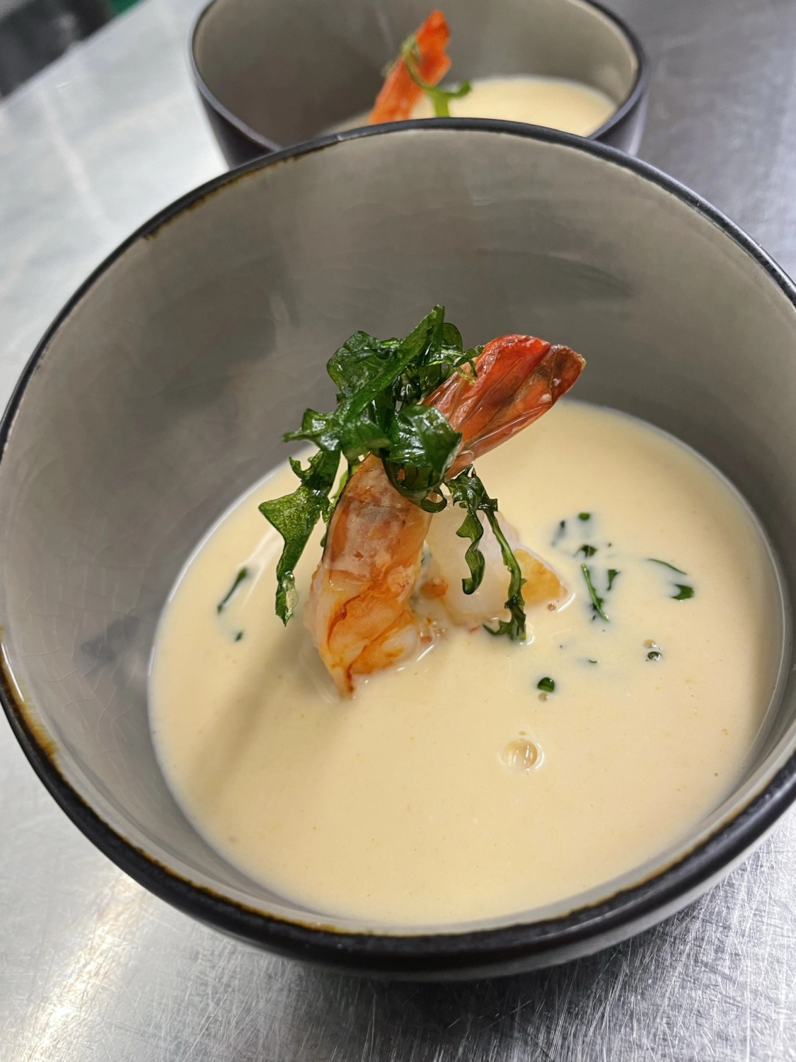 Gekühlte Lauch-Kartoffel-Suppe mit Garnelen-Fenchel-Salat von Alexander Junker